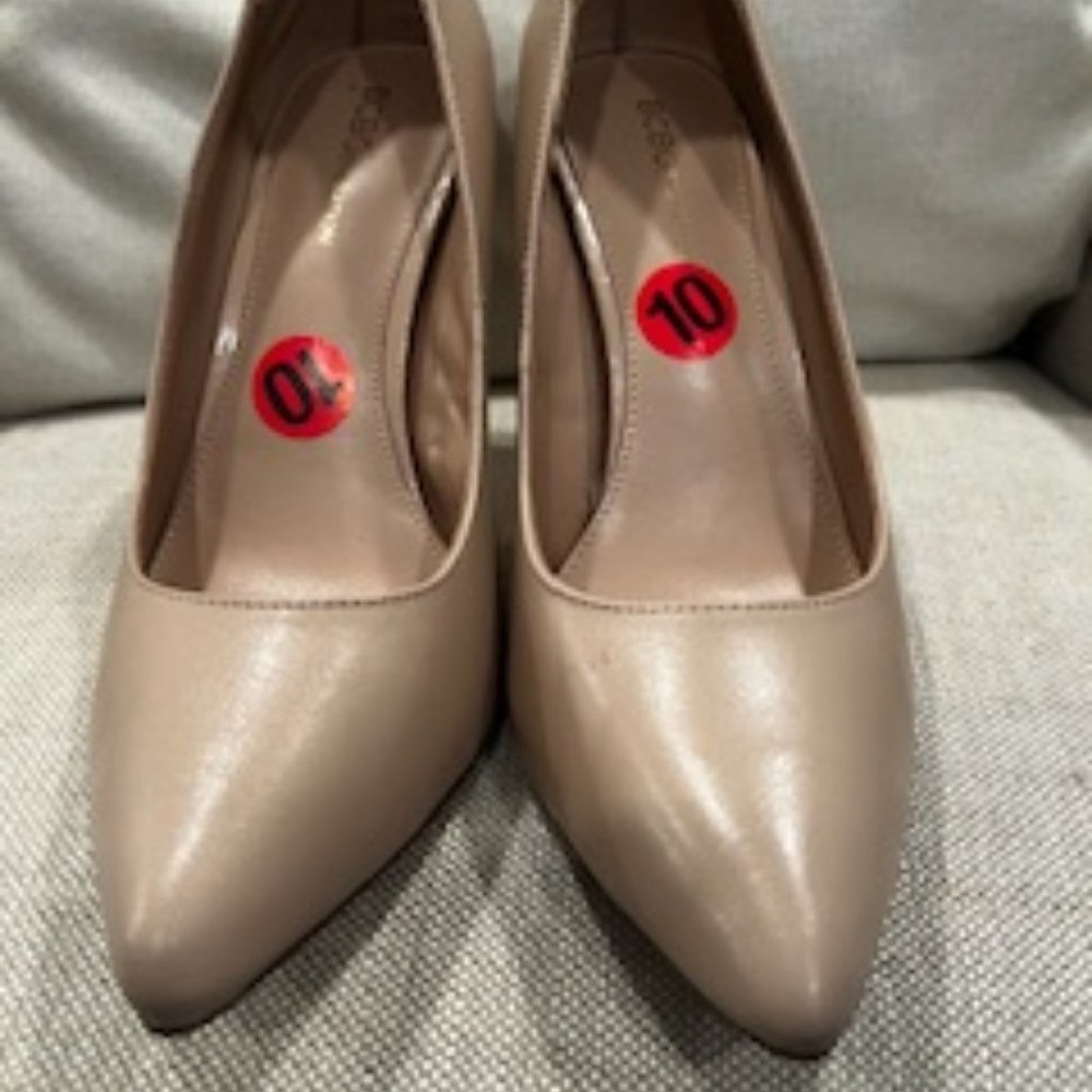 BCBGeneration Heidi beige high heel pumps Size 10